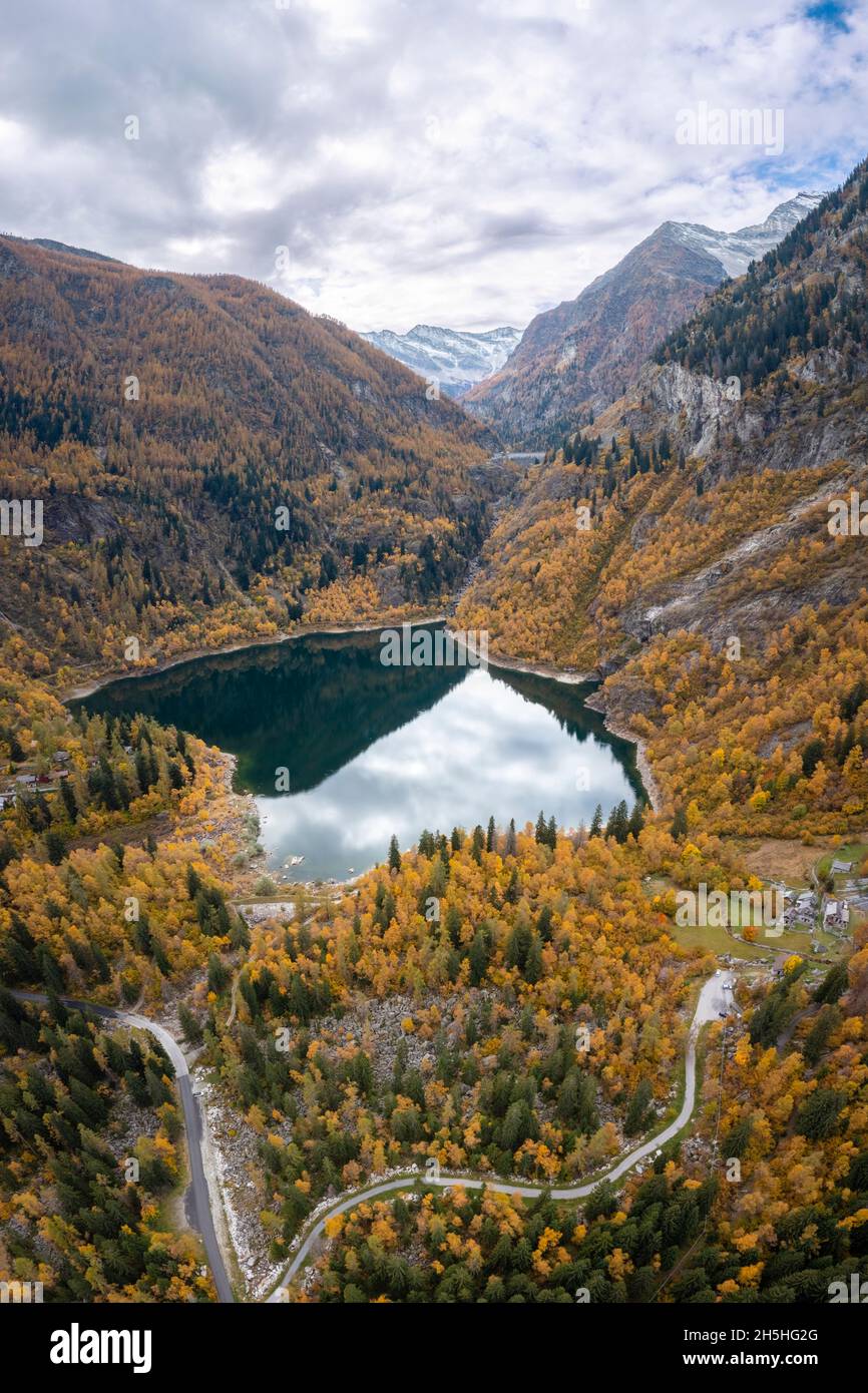 Vista sul Lago d'Antrona e la diga del Lago Campliccioli in autunno. Antrona, Valle Antrona, Piemonte, Verbano Cusio Ossola, Italia. Foto Stock