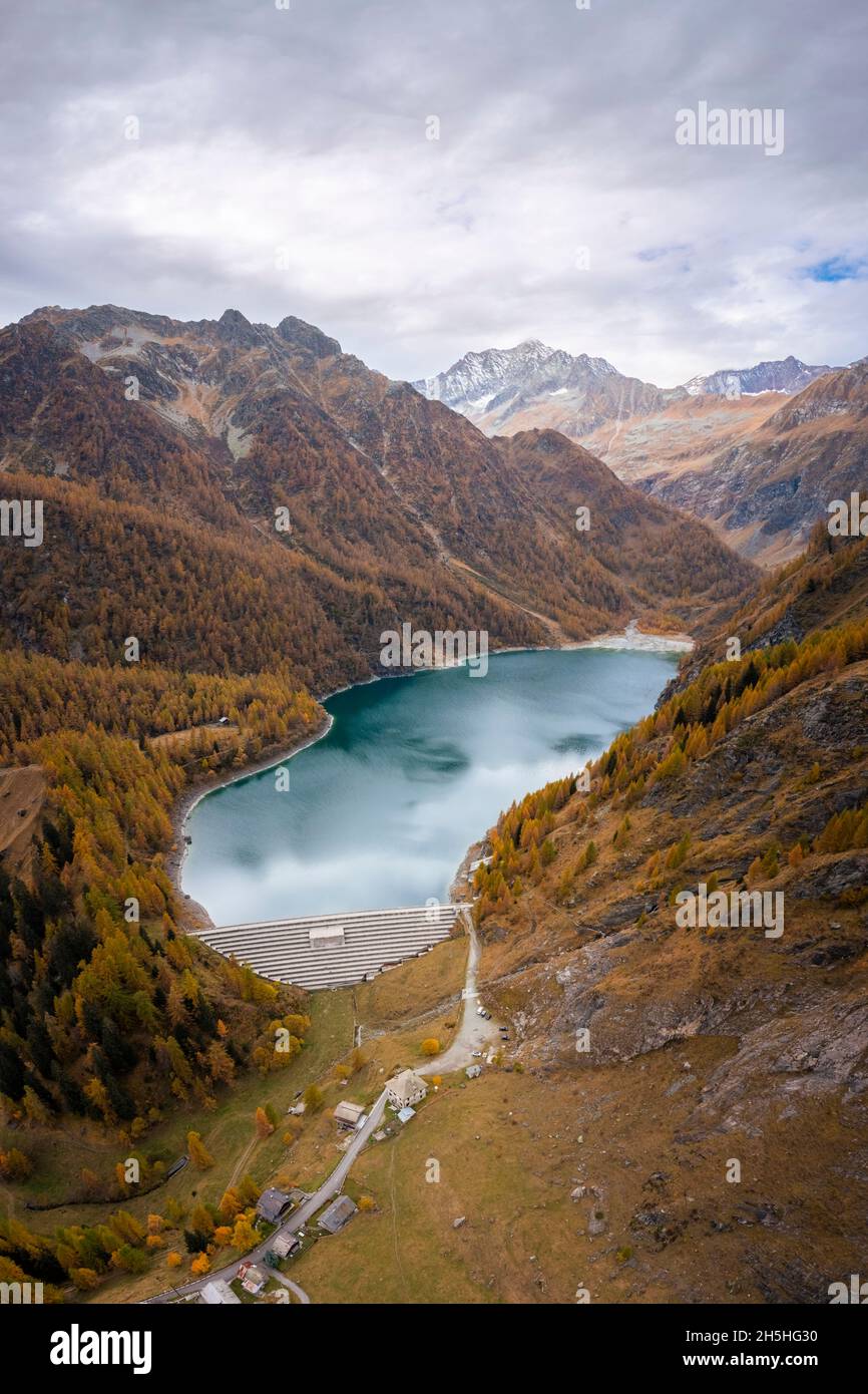 Vista sul Lago dei cavalli e la sua diga con Pizzo d'Andolla. Alpe Cheggio, Valle Antrona, Piemonte, Verbano Cusio Ossola, Italia. Foto Stock