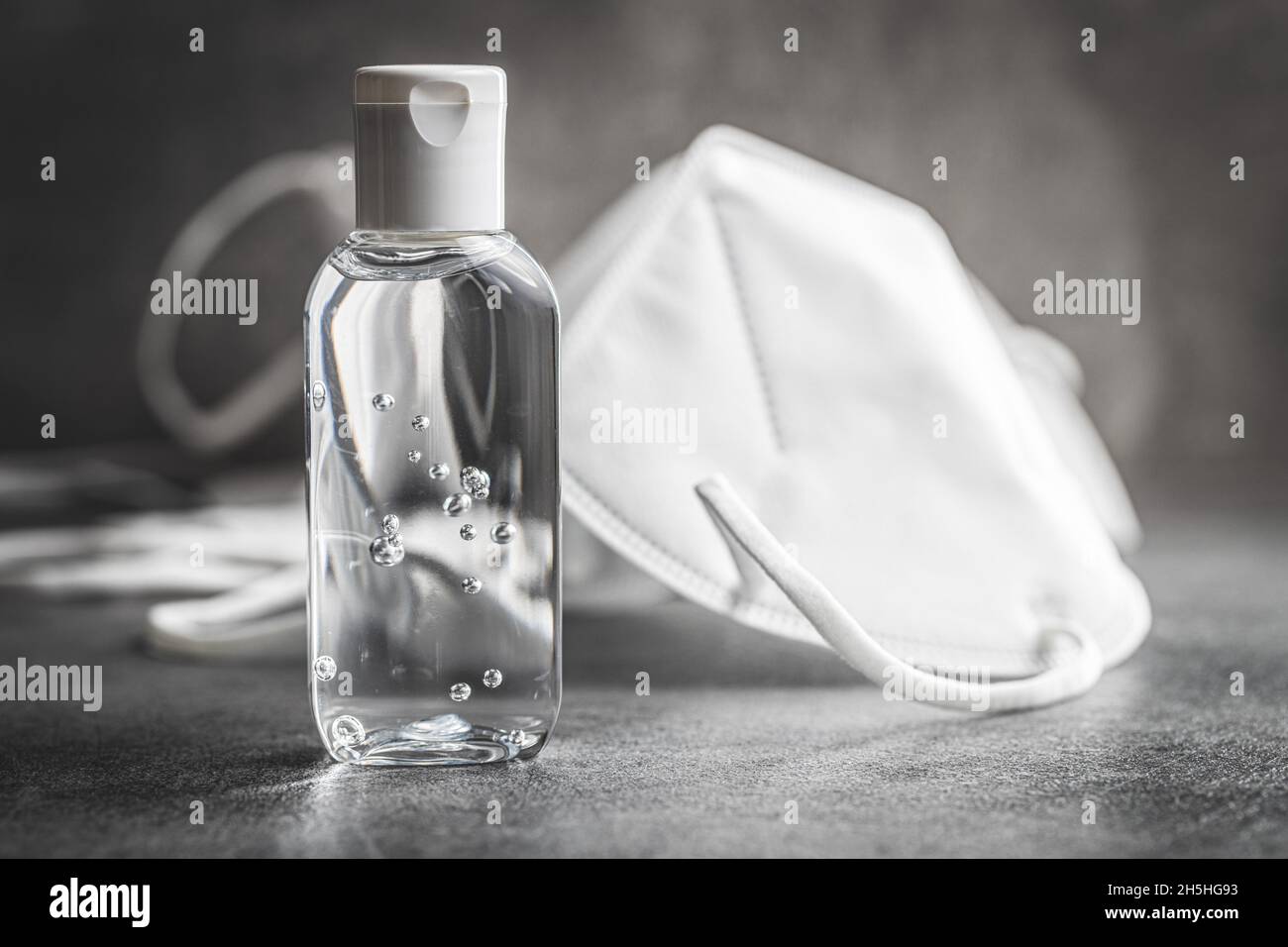 Gel disinfettante per le mani per la prevenzione del coronavirus in flacone. Gel disinfettante antisettico sul tavolo. Foto Stock