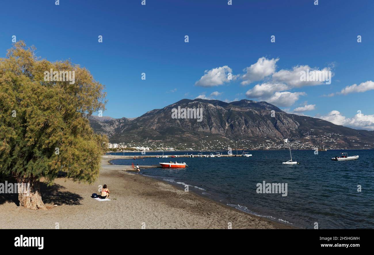 Spiaggia nella baia di Kalamata, vista sulle montagne di Taygetos, penisola di mani, campo da golf messeniano, Messinia, Peloponneso, Grecia Foto Stock