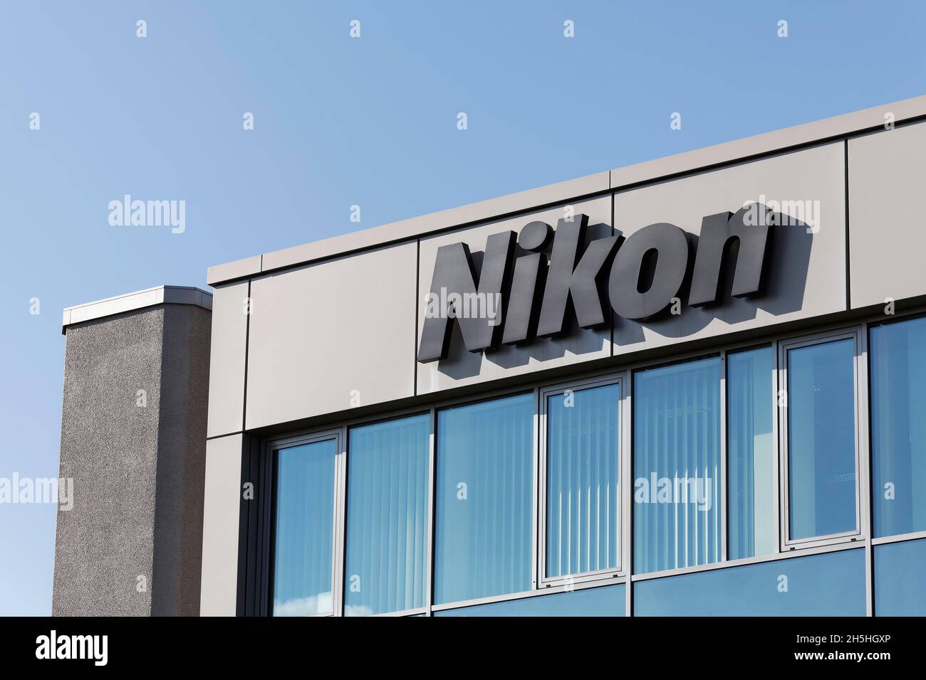 Nikon Corporation, logo sull'edificio, produttore giapponese di fotocamere e ottiche, Ratingen, Renania settentrionale-Vestfalia, Germania Foto Stock