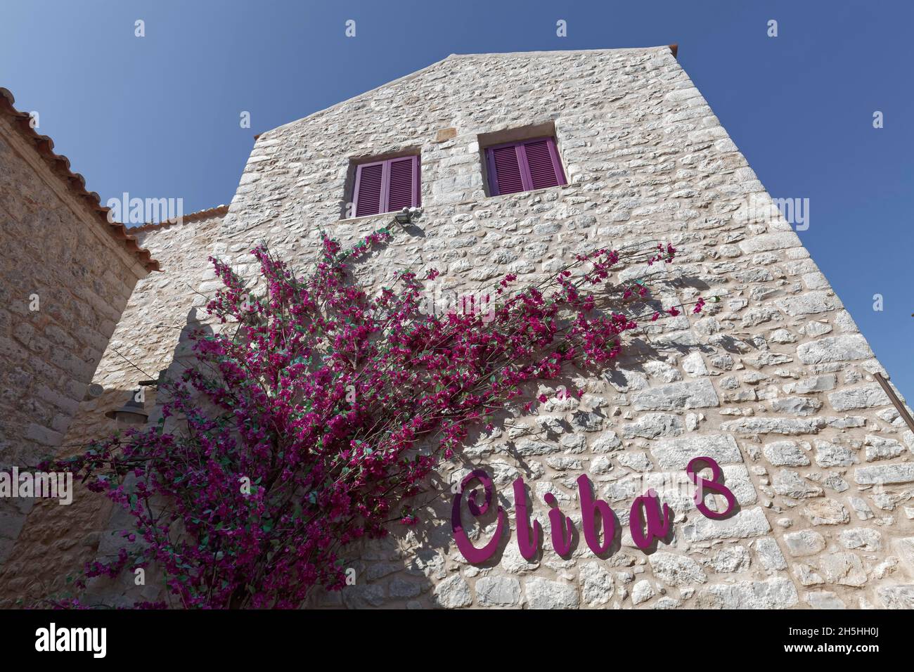Storica casa in pietra, coltivata a bougainvillea, cocktail bar Ciba 8, lettere coordinate colore, Areopoli, Mani Peninsula, Lakonia Foto Stock Storica casa in pietra, coltivata a bougainvillea, cocktail bar Ciba 8, lettere coordinate colore, Areopoli, Mani Peninsula, Lakonia Foto Stock