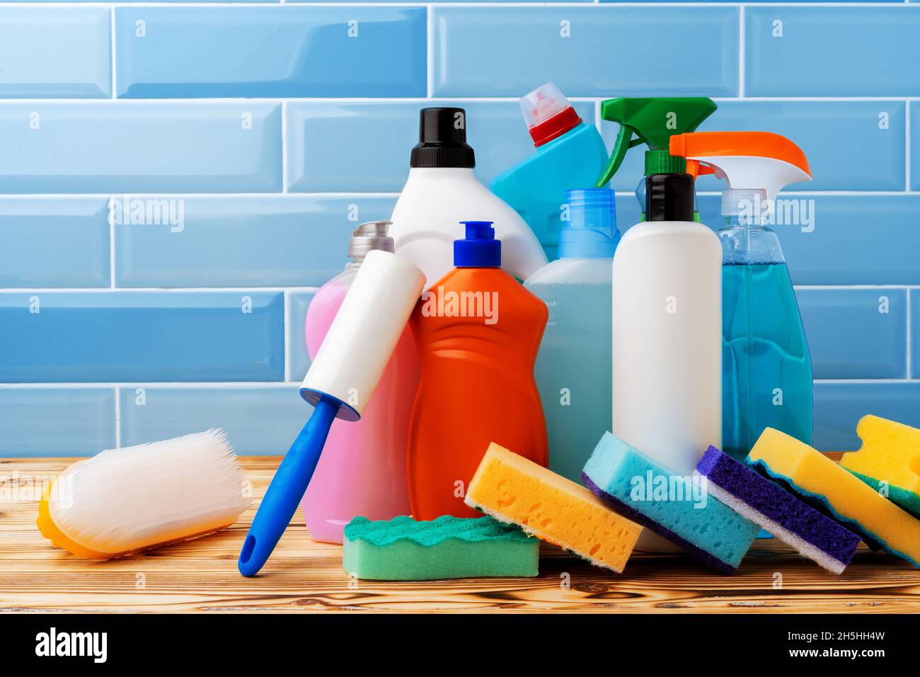 Detersivi per la casa e strumenti di pulizia su sfondo blu piastrelle Foto  stock - Alamy