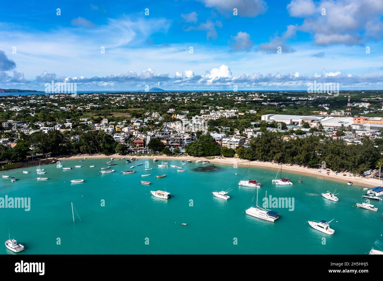 Vista aerea, spiagge con hotel di lusso con sport acquatici e barche a Grand Baie, Pamplemousses regione, Mauritius Foto Stock