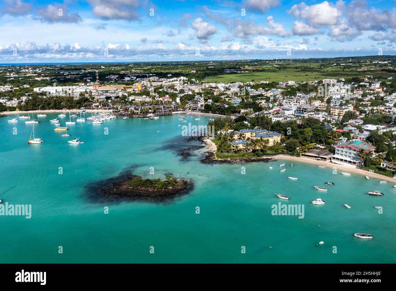 Vista aerea, spiagge con hotel di lusso con sport acquatici e barche a Grand Baie, Pamplemousses regione, Mauritius Foto Stock