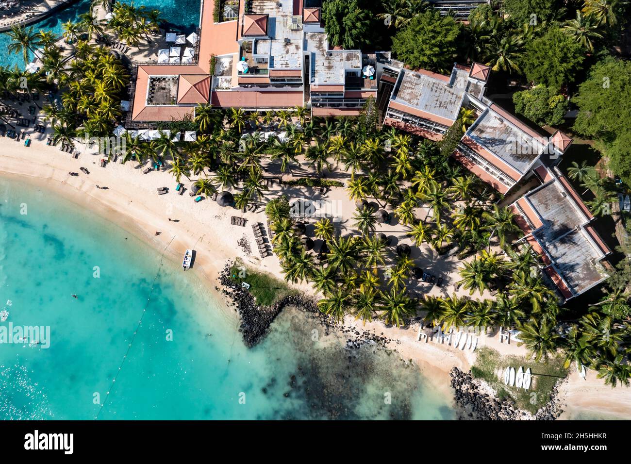 Vista aerea, spiagge con hotel di lusso con sport acquatici e barche a Grand Baie, Pamplemousses regione, Mauritius Foto Stock