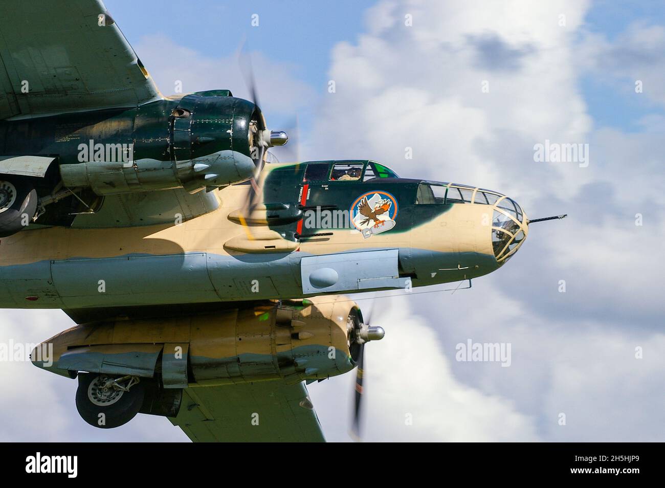 Il North American B-25J Mitchell F-AZZU ha nominato i Raiders di Russel che decolgono al Flying Legends airshow di Duxford, Regno Unito. Primo piano, con naso art Foto Stock