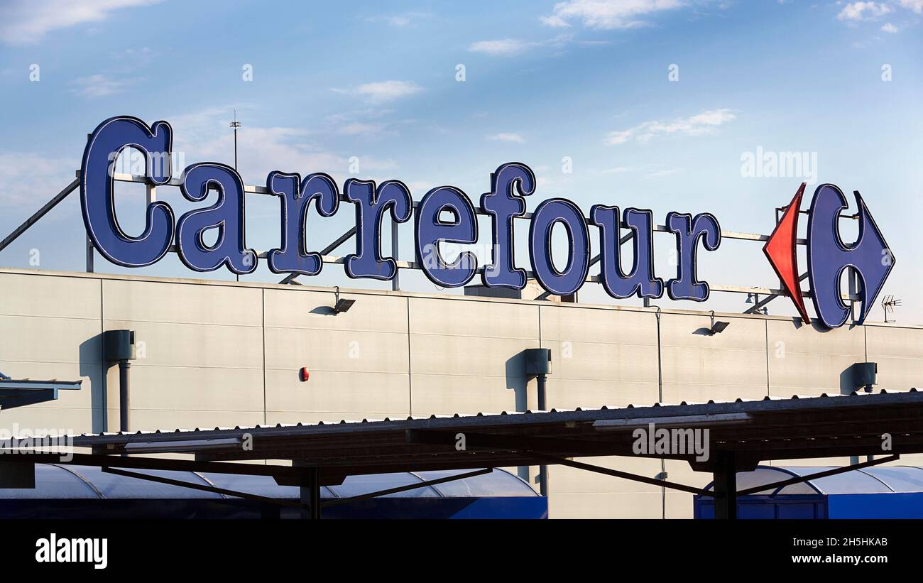Carrefour scritta e logo su un tetto, società francese, supermercato, Francia Foto Stock