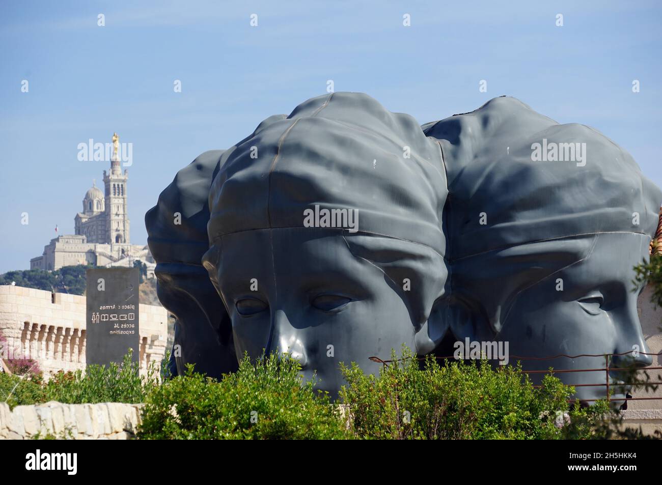 Scultura a tre teste, Jardin des Migrations, Fort St Jean, Mucem, l'histoire du Musee des Civilisations de l'Europe et de la Mediterranee Foto Stock