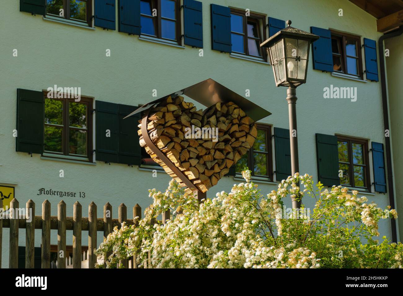 26 maggio 2019 fussen, Germania - quartiere residenziale della piccola città di Fussen vicino al castello di Neuschwanstein. Piccoli chalet alpini con tetti di tegole rosse in montone Foto Stock