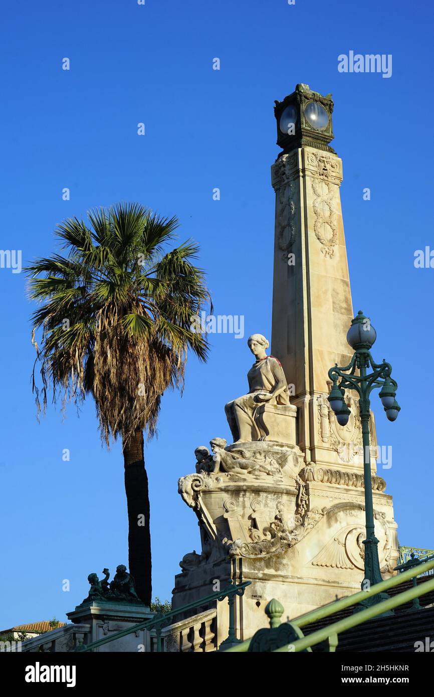 Statua sulle scale di fronte alla stazione Saint-Charles di Marsiglia, Marsiglia, Francia Foto Stock