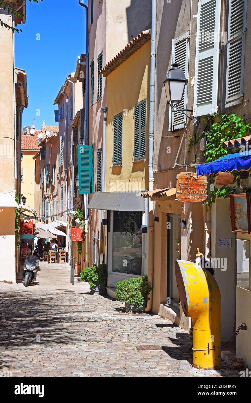 Vicoli e piazze accoglienti nel centro storico di Saint-Tropez, dipartimento Var, regione Provenza-Alpi-Costa Azzurra, Francia Foto Stock