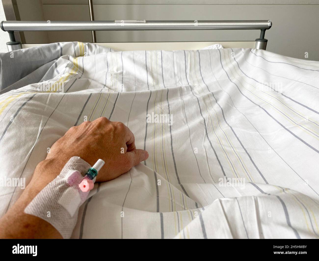 Braccio di un paziente con PVK, PVVK, accesso endovenoso, catetere endovenoso periferico, catetere endovenoso periferico, accesso a vena, ospedale Foto Stock