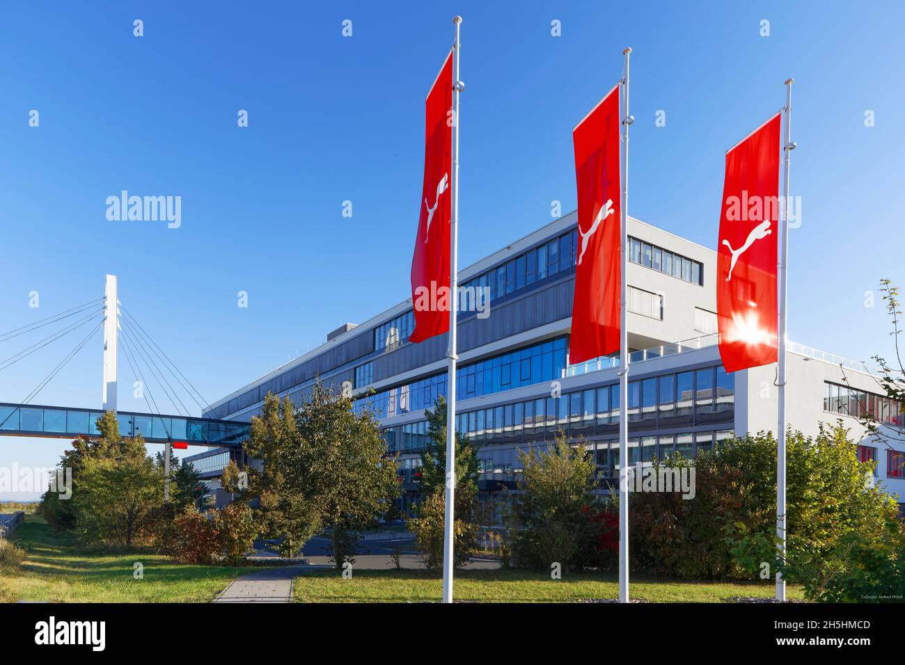 Modernità, architettura, edificio per uffici Cougar AG, bandiera con logo aziendale, marchio, marchio, Herzogenaurach, Medio Franconia, Franconia, Baviera Foto Stock