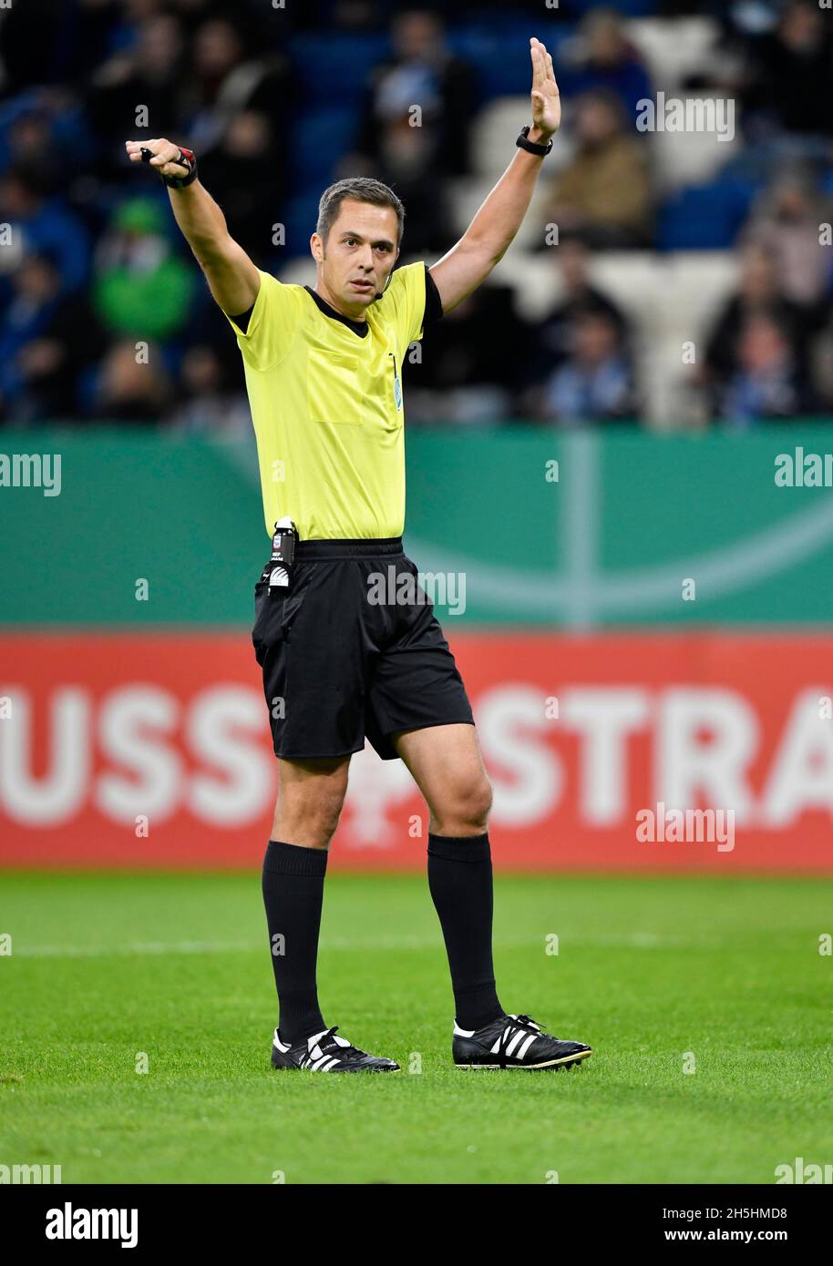 L'arbitro Robert Hartmann gestures, gesture indicanti offside, PreZero Aerna, Hoffenheim, Baden-Wuerttemberg, Germania Foto Stock