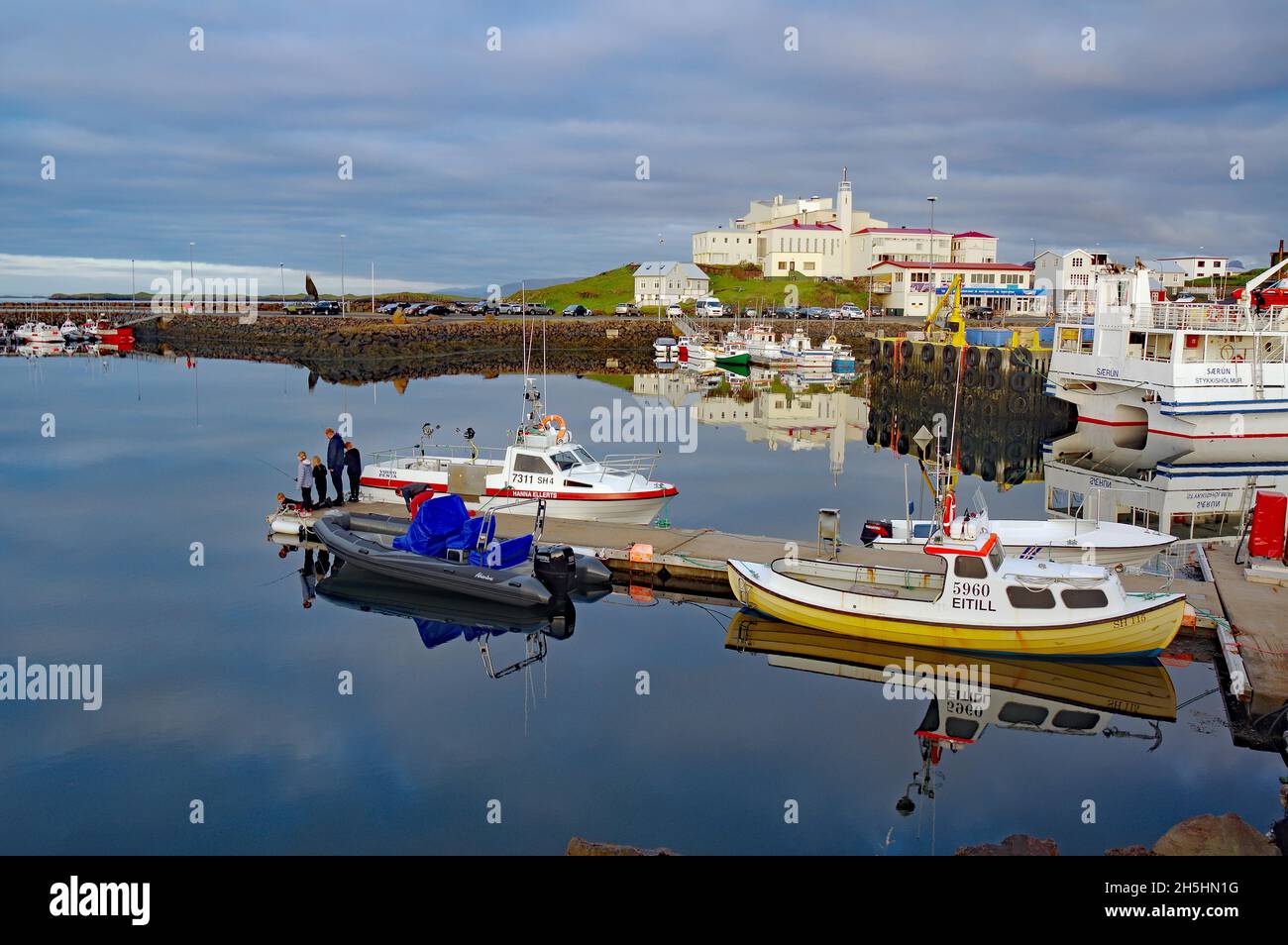 Piccole imbarcazioni da pesca nel porto di Stykkisholmur, Snaefelsnes, Islanda Foto Stock