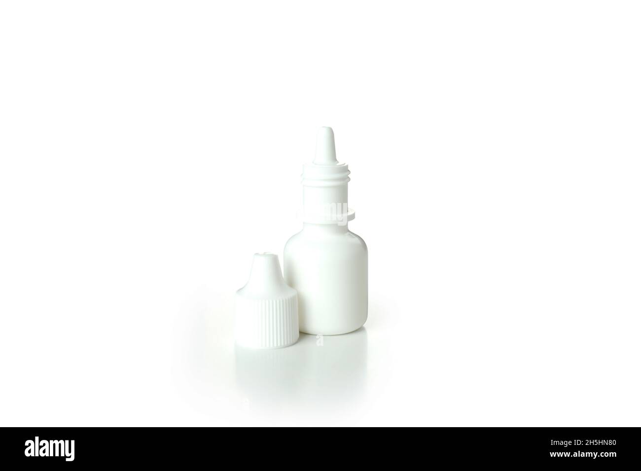Flacone bianco di spray nasale isolato su sfondo bianco Foto Stock