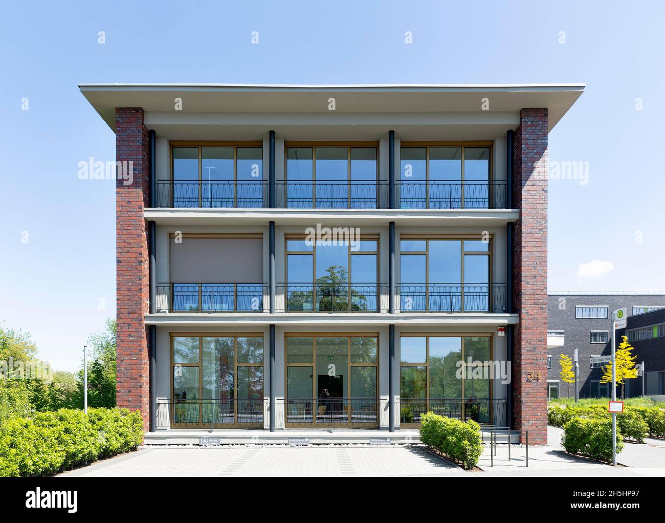 Thormaehlen-Bildungshaus, ex edificio amministrativo principale di Kiekert AG, oggi biblioteca comunale e annesso dell'università, Heiligenhaus Foto Stock