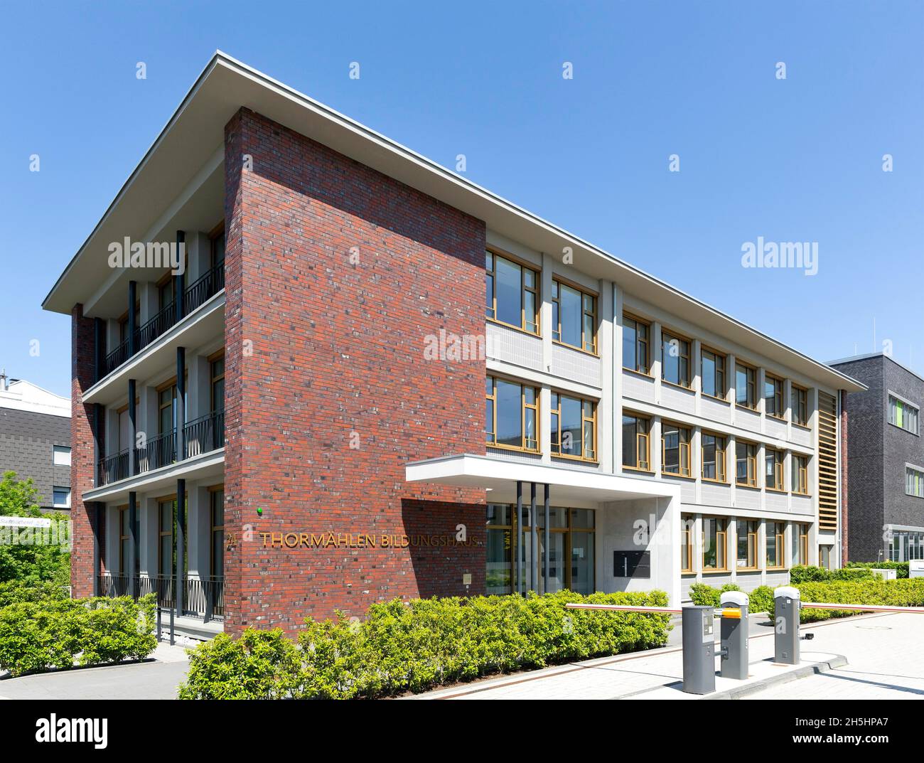 Thormaehlen-Bildungshaus, ex edificio amministrativo principale di Kiekert AG, oggi biblioteca comunale e annesso dell'università, Heiligenhaus Foto Stock