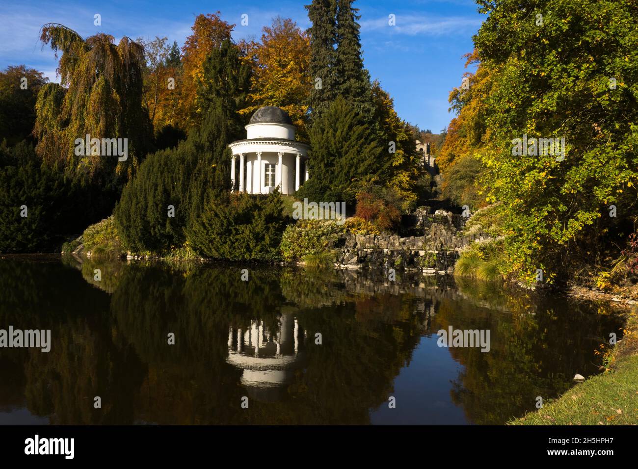 Tempio di Jussow con laghetto fontana in autunno, Kassel, Bergpark Wilhelmshoehe, patrimonio dell'umanità dell'UNESCO, Hesse, Germania Foto Stock