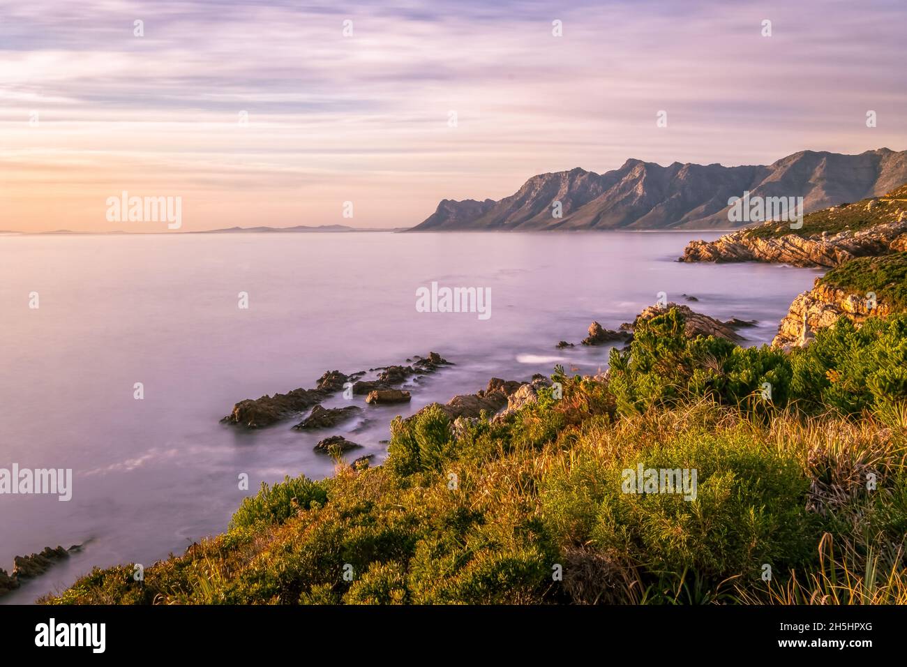 Sud Africa - Mare, rocce e Nuvole - Paesaggi e stagcape sulla costa di Rooi Els Foto Stock