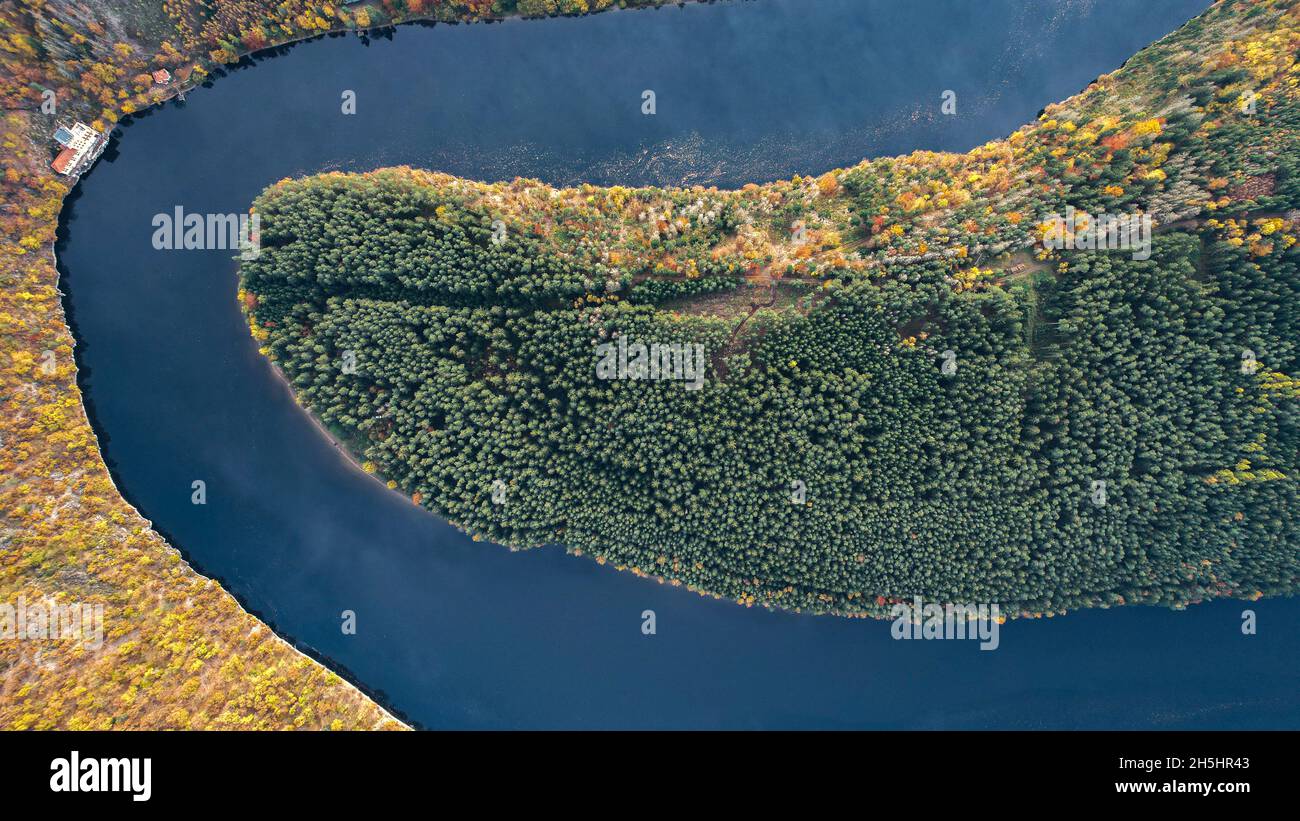 Un drone girato da una curva di un fiume in autunno. Foto Stock