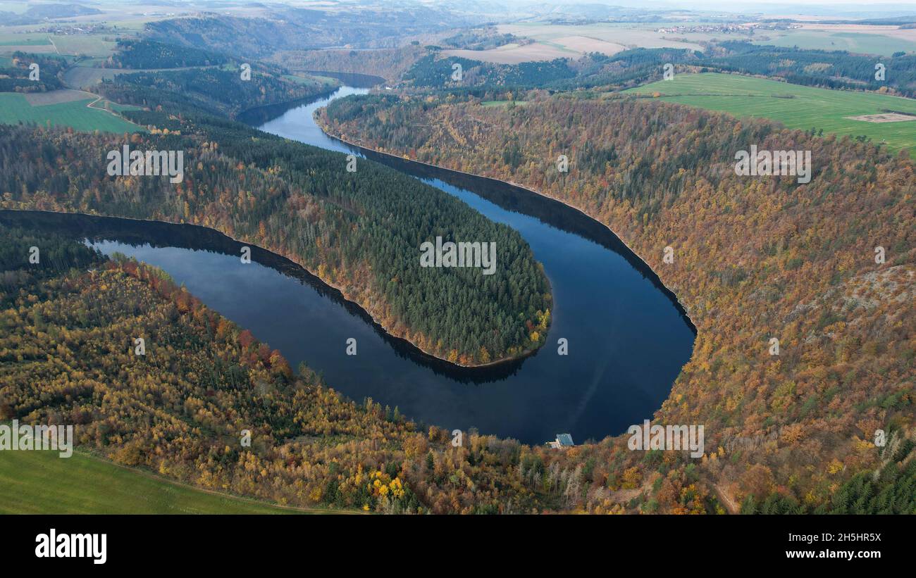 Un drone girato da una curva di un fiume in autunno. Foto Stock