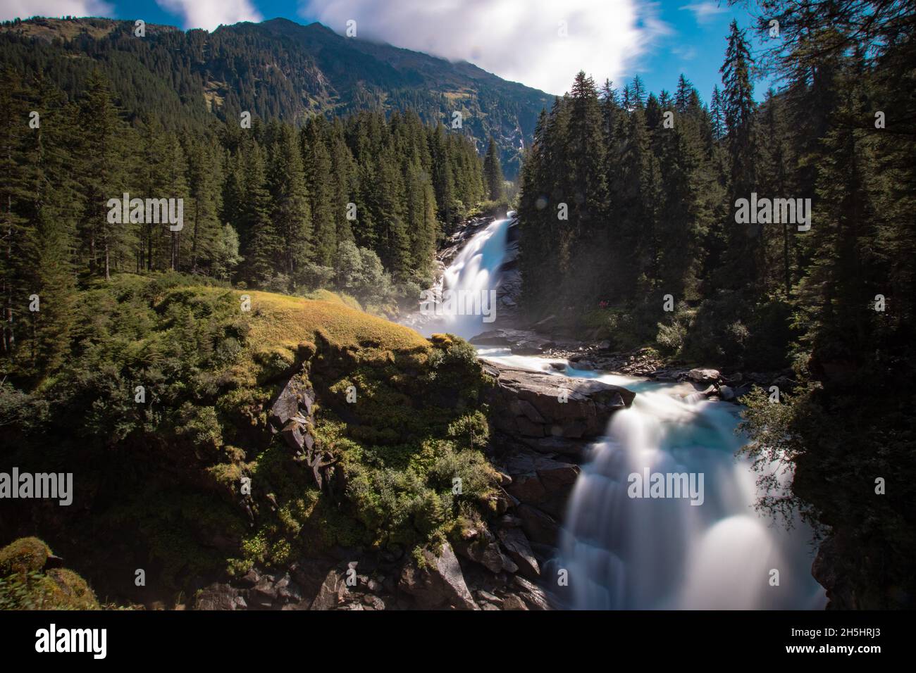 Una grande caduta d'acqua nelle alpi in Austria. Foto Stock