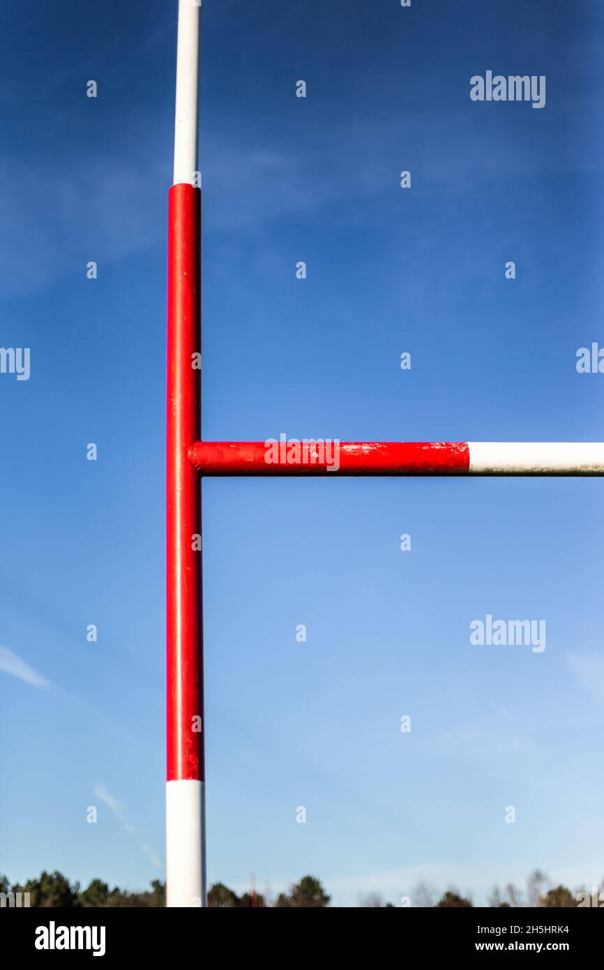 Posti su un campo di rugby, Una vista prospettica di pali di rugby su uno sfondo blu cielo Foto Stock