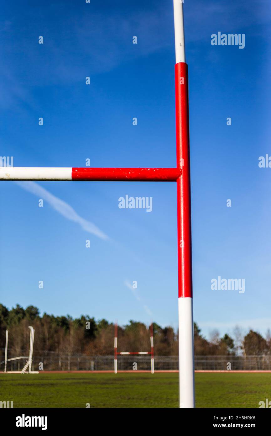 Posti su un campo di rugby, Una vista prospettica di pali di rugby su uno sfondo blu cielo Foto Stock
