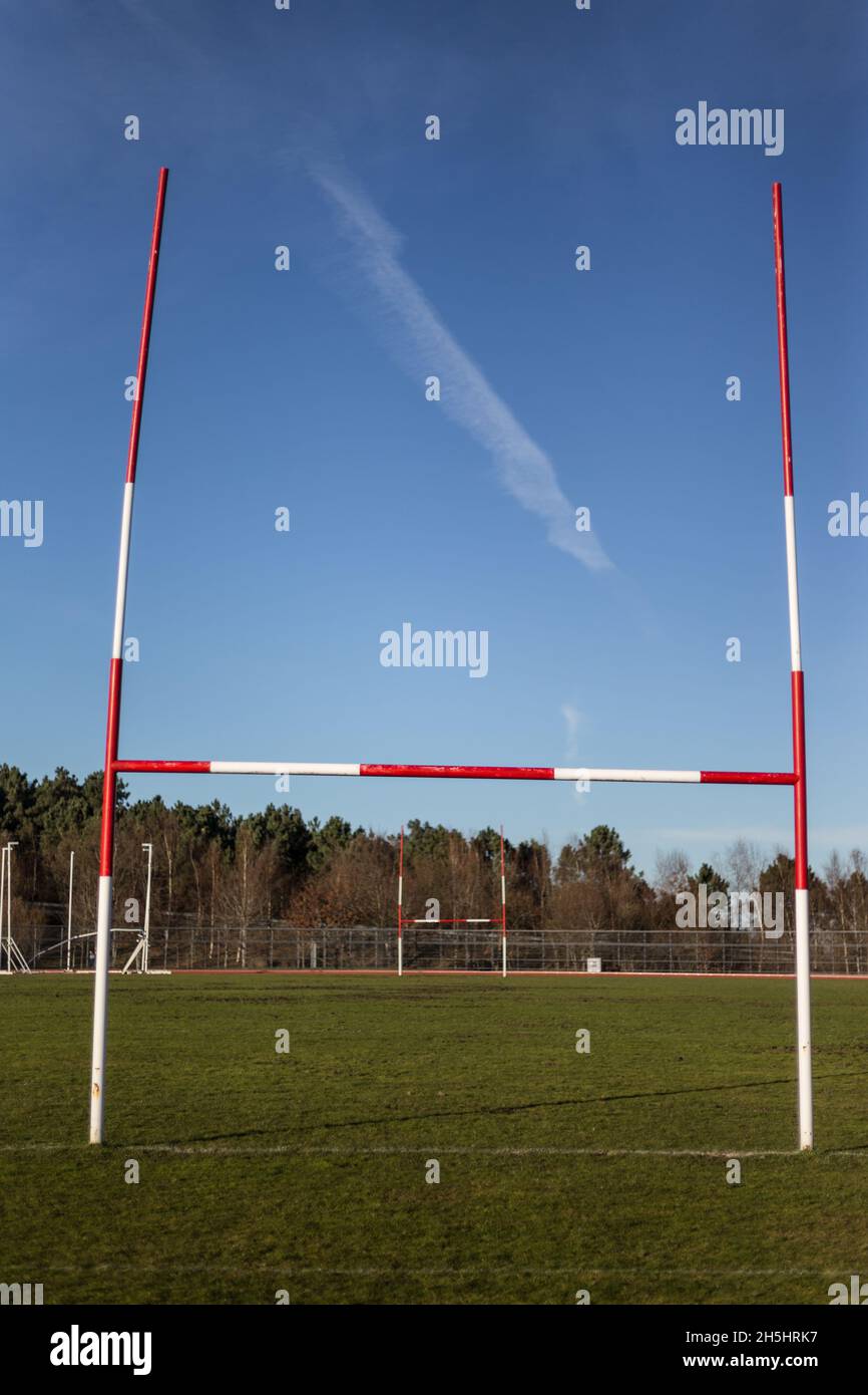 Posti su un campo di rugby, Una vista prospettica di pali di rugby su uno sfondo blu cielo Foto Stock