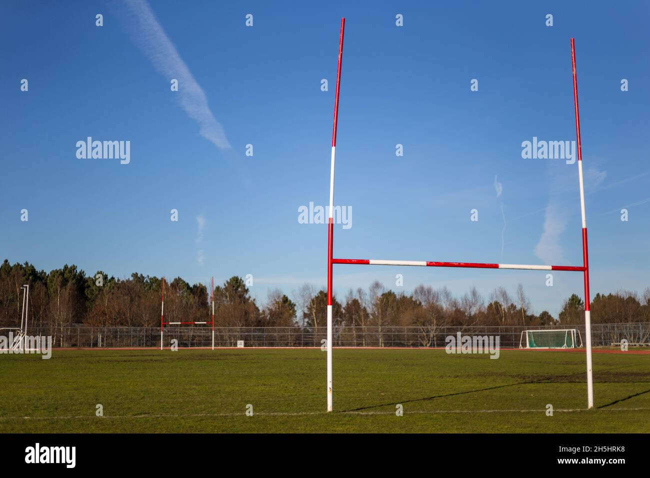 Posti su un campo di rugby, Una vista prospettica di pali di rugby su uno sfondo blu cielo Foto Stock