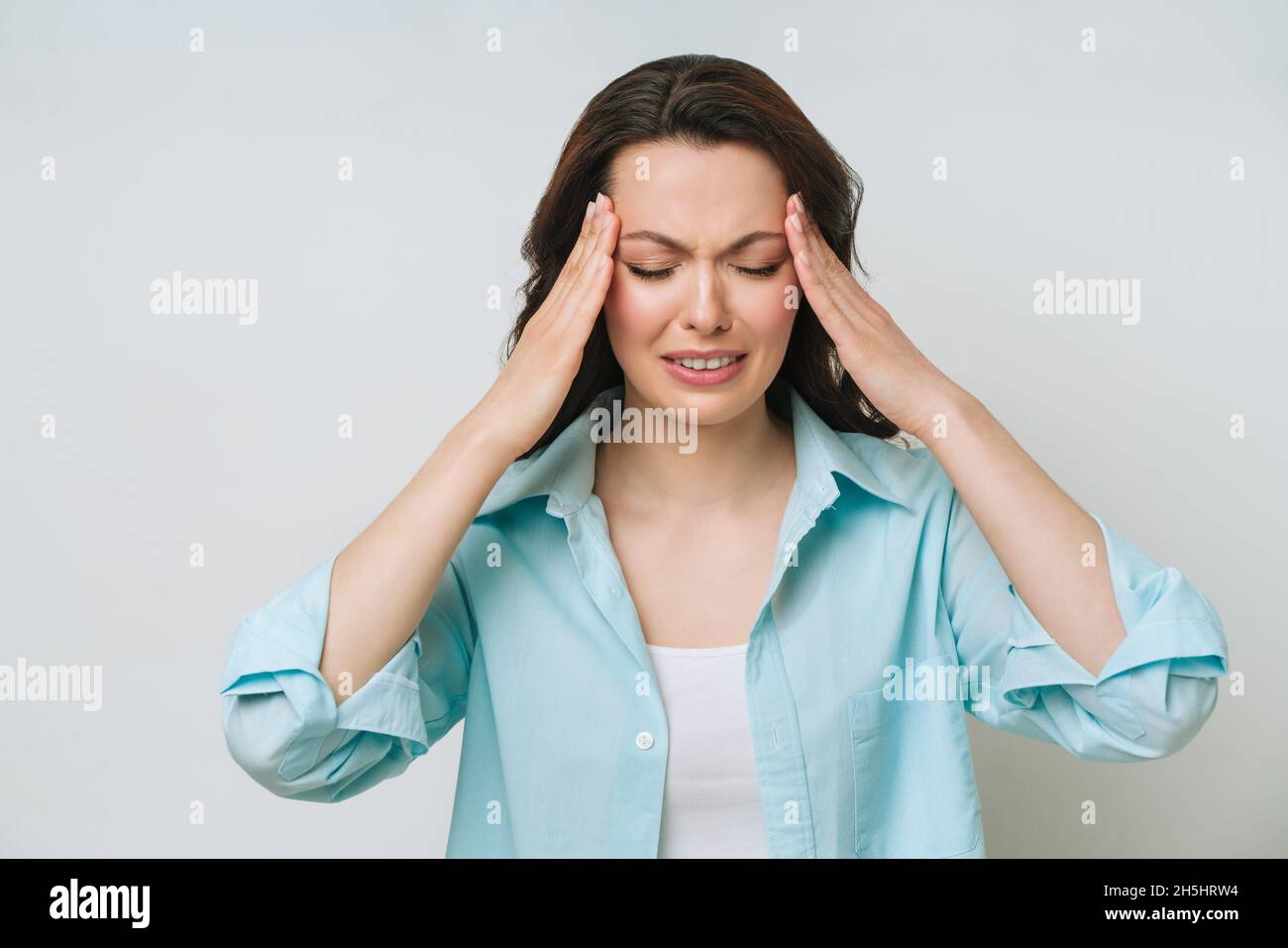 Una donna soffre di emicrania Foto Stock