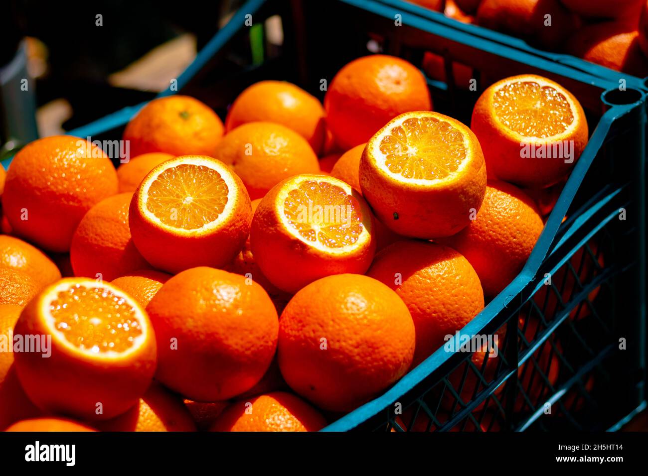 Arance nella scatola. Arance succose pronte per essere succo. Bevande salutari agli agrumi. Stand per bere di strada. Foto Stock