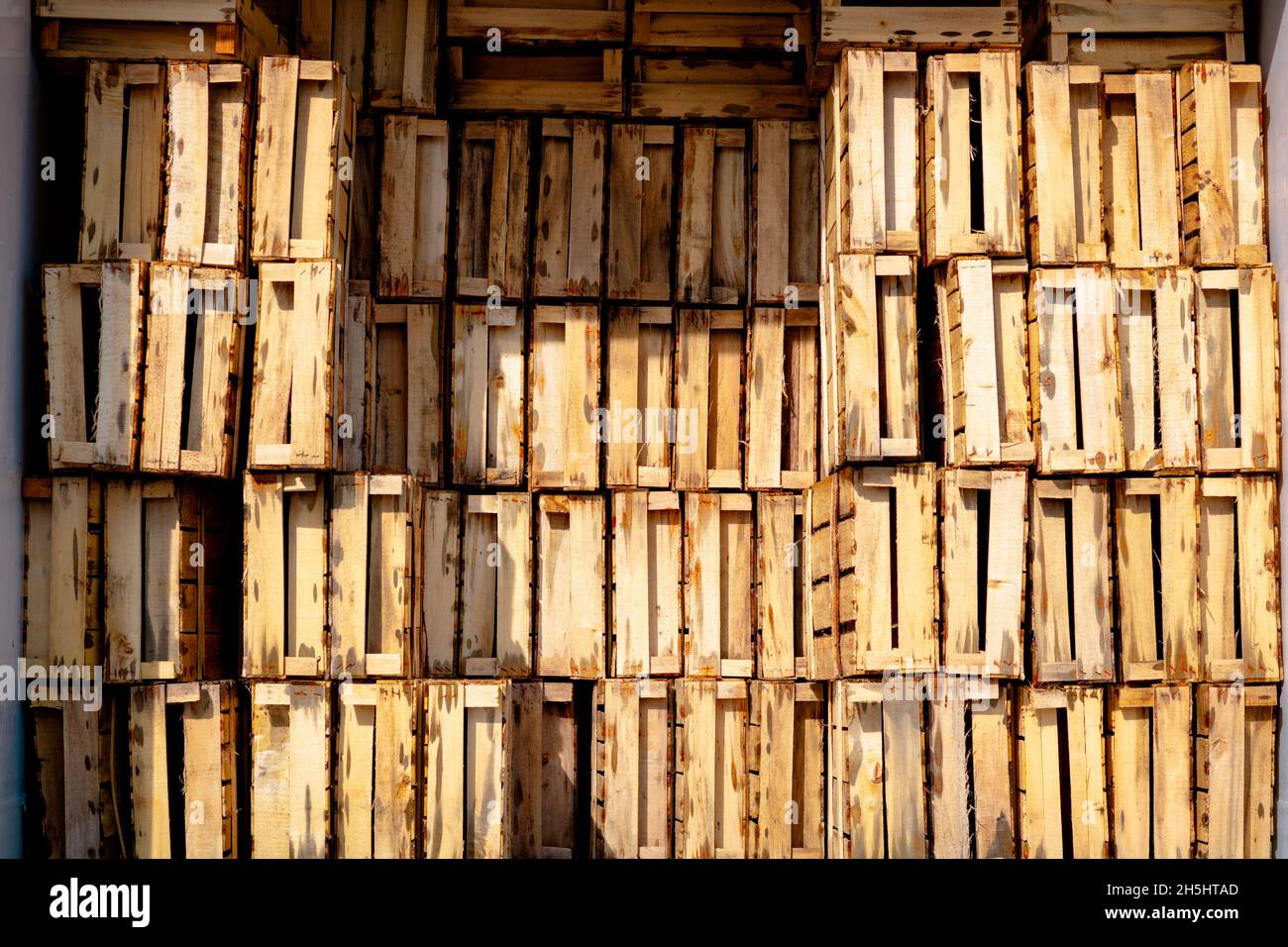 Scatole di legno impilate. Mucchio di scatola di legno nel deposito.  Industria della pesca foto di sfondo Foto stock - Alamy