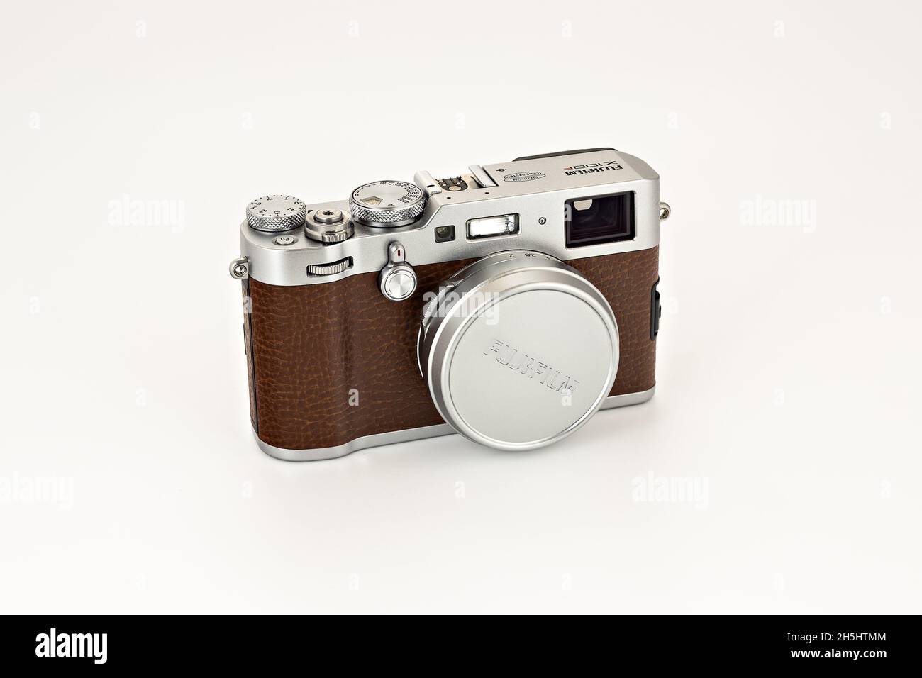 Fujifilm X100f editoriale. Foto illustrativa per notizie su Fujifilm X100f - una fotocamera digitale compatta con un obiettivo fisso a focale fissa Foto Stock