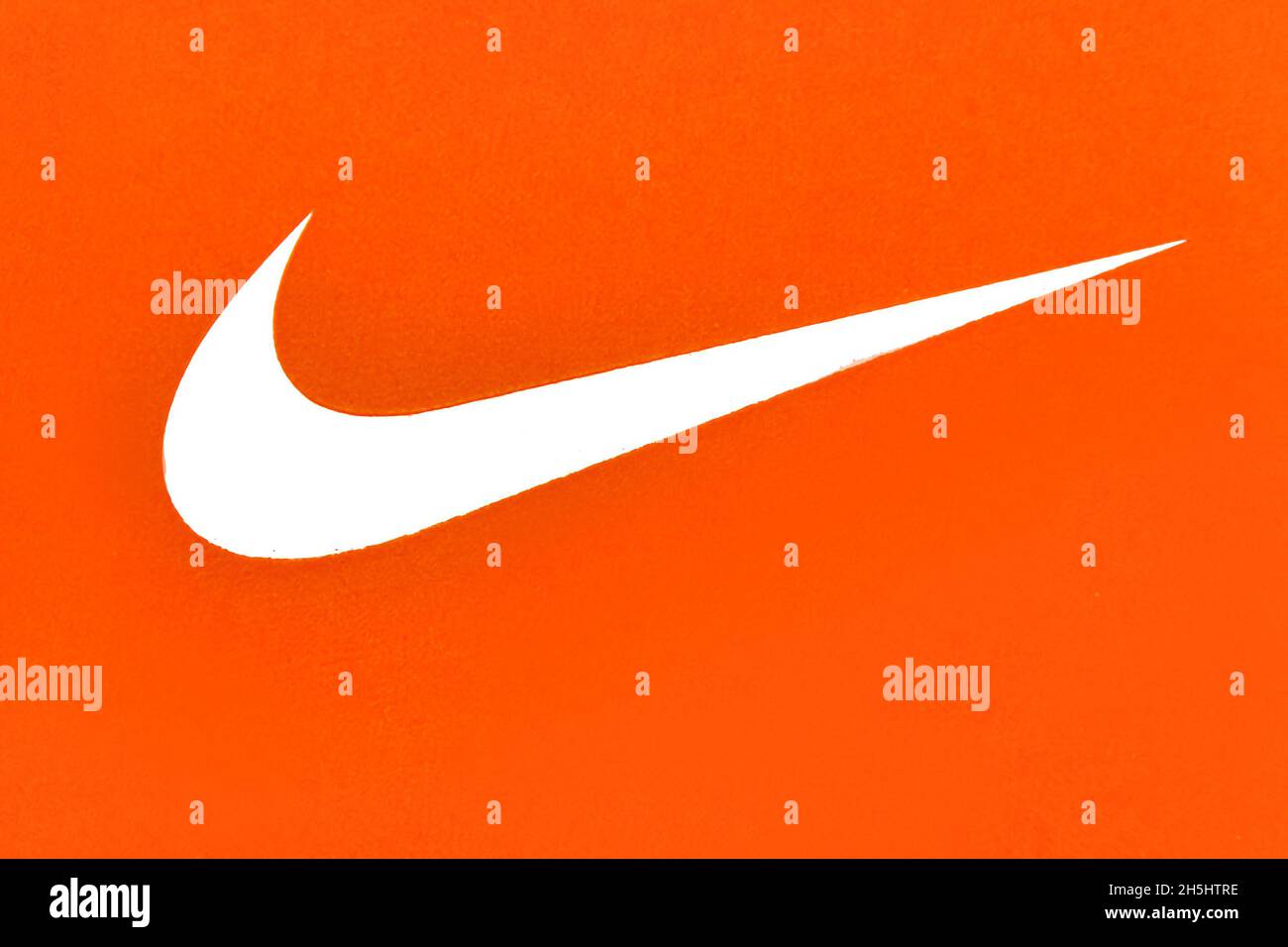 Lo Swoosh di Nike su una scatola per scarpe. Lo Swoosh è il logo del designer e rivenditore di abbigliamento sportivo americano Nike. 9 novembre 2021 Foto Stock