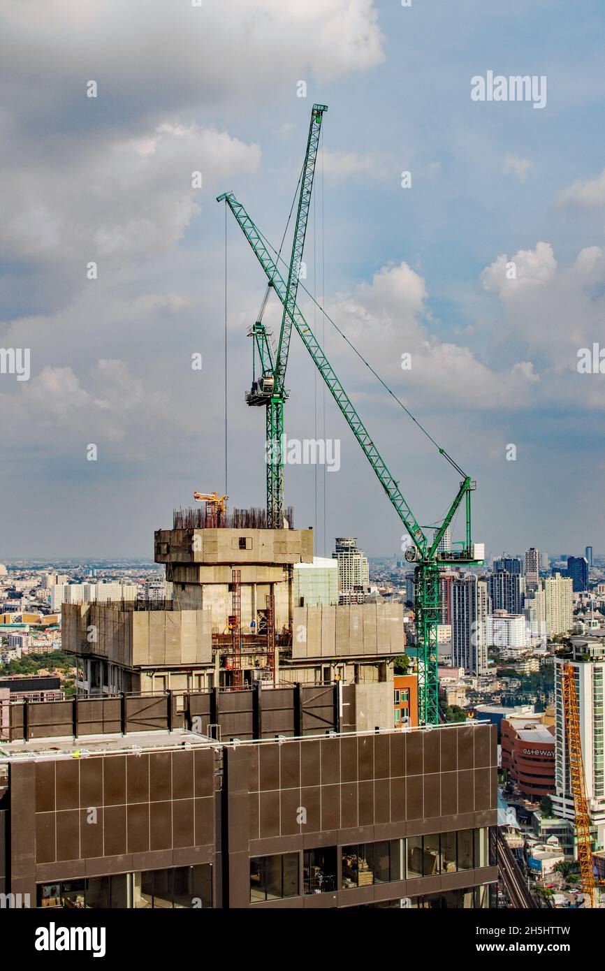 Gru da cantiere o gru da arrampicata su un tetto di un alto progetto da completare Foto Stock