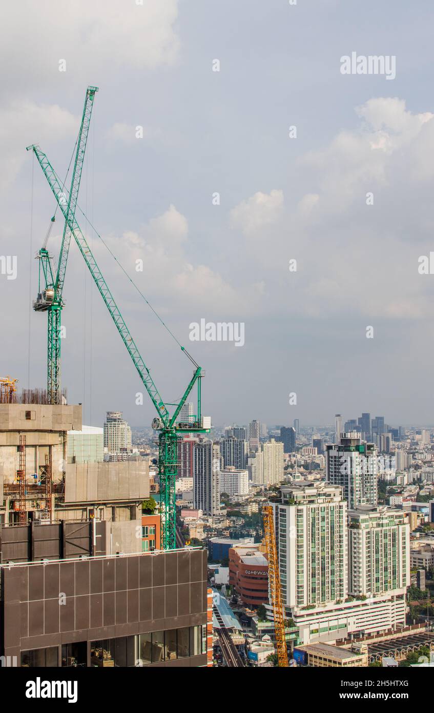 Gru da cantiere o gru da arrampicata su un tetto di un alto progetto da completare Foto Stock