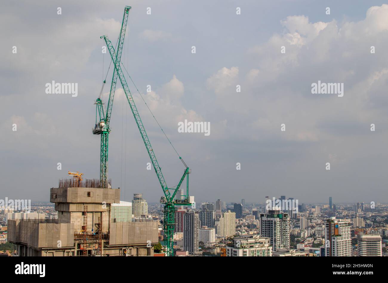 Gru da cantiere o gru da arrampicata su un tetto di un alto progetto da completare Foto Stock