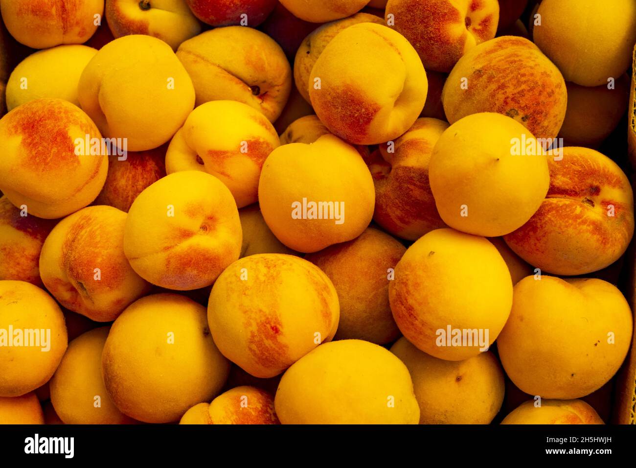 Mucchio di pesche fresche mature in un mercato all'aperto Foto Stock