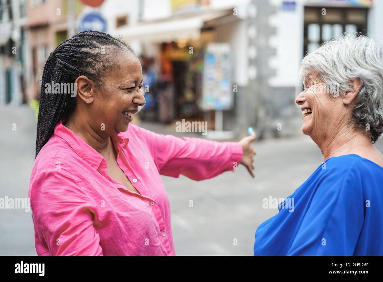 Donne multirazziali senior che si incontrano e abbraccia all'aperto - Focus on faccia femminile africana Foto Stock