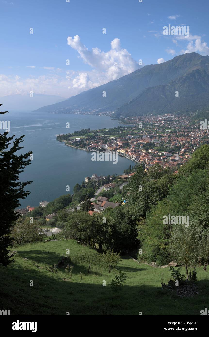 Misty veduta di Domaso e Gravedona al lago di Como da un punto di vista elevato, Domaso, Italia Foto Stock