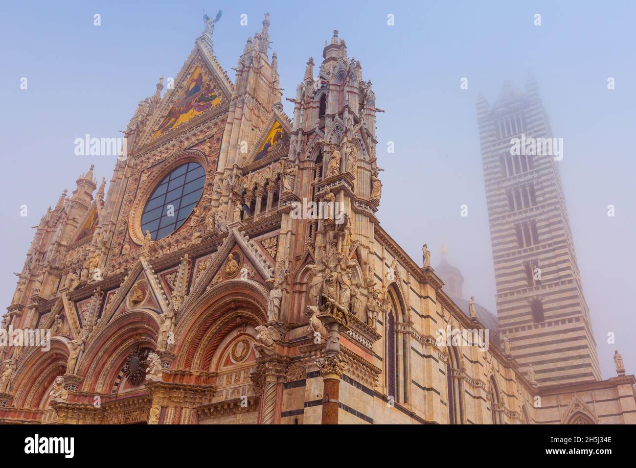 Siena, punto di riferimento Italia, Cattedrale, Duomo di Siena nella nebbia Foto Stock