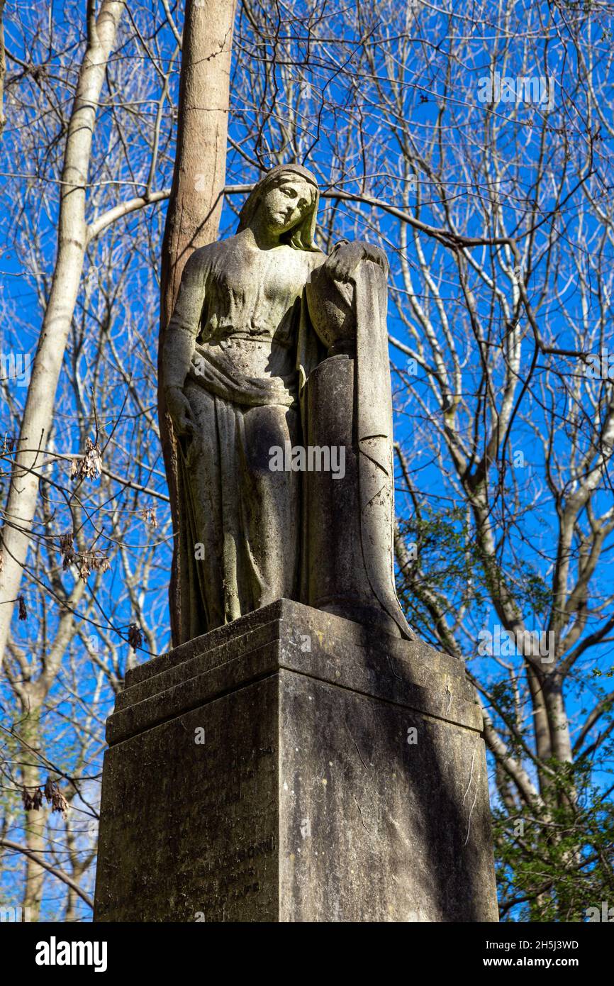 Monumento funerario presso la tomba di Thomas Sharp Blackborn, Highgate Cemetery West, Londra, Regno Unito Foto Stock