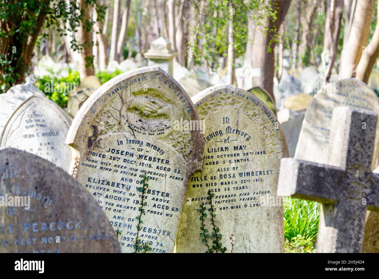 Vecchie lapidi pendanti al Victorian Highgate Cemetery East, Londra, Regno Unito Foto Stock