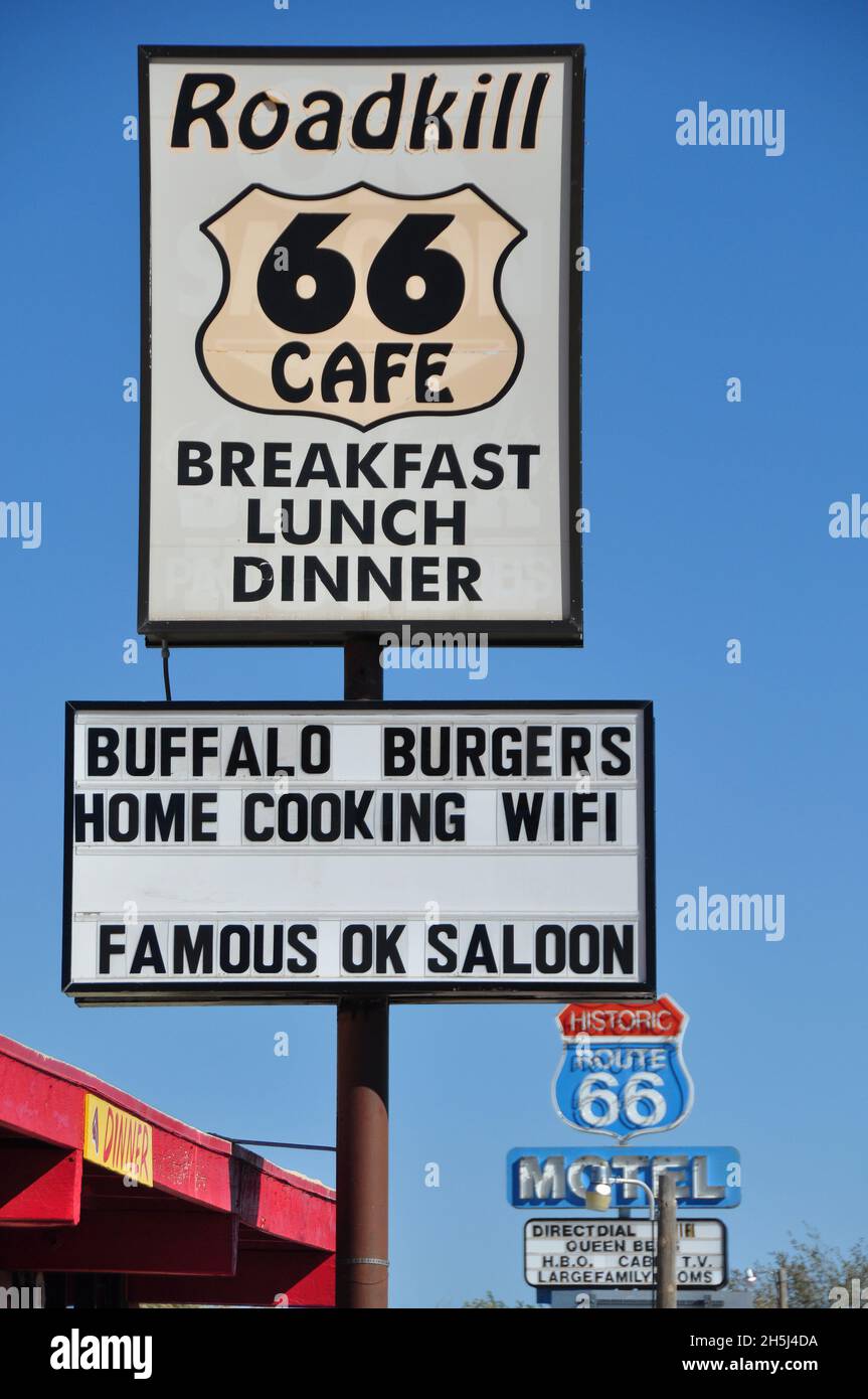 West Coast, USA-Ottobre 2020: Vista ad angolo basso di un certo numero di pali o insegne commerciali indipendenti per motel e Roadkill 66 cafe lungo la famosa Route 66 Foto Stock