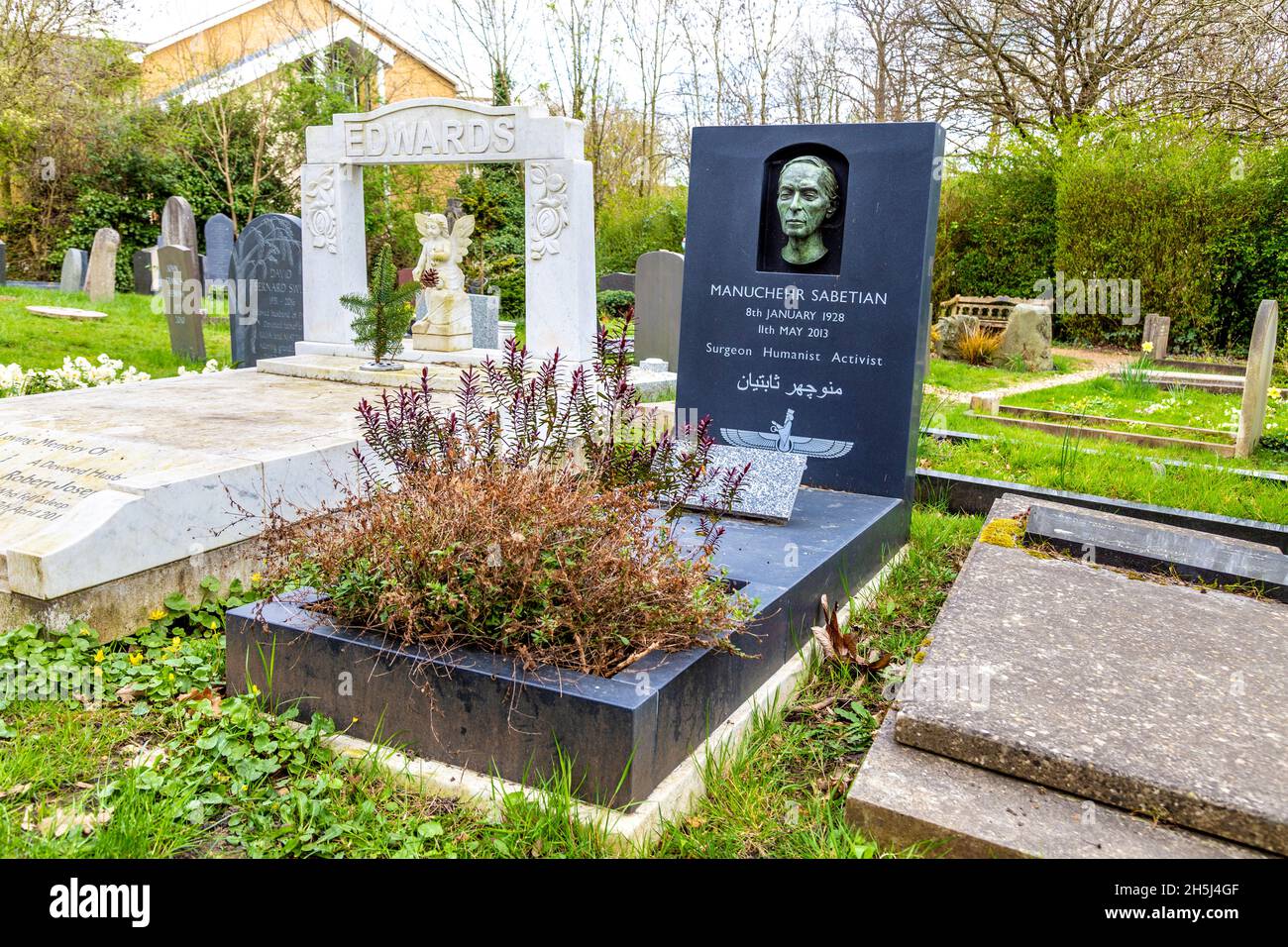 Tomba di attivista e chirurgo Manuchehr Sabetian a Highgate Cemetery East, Londra, Regno Unito Foto Stock