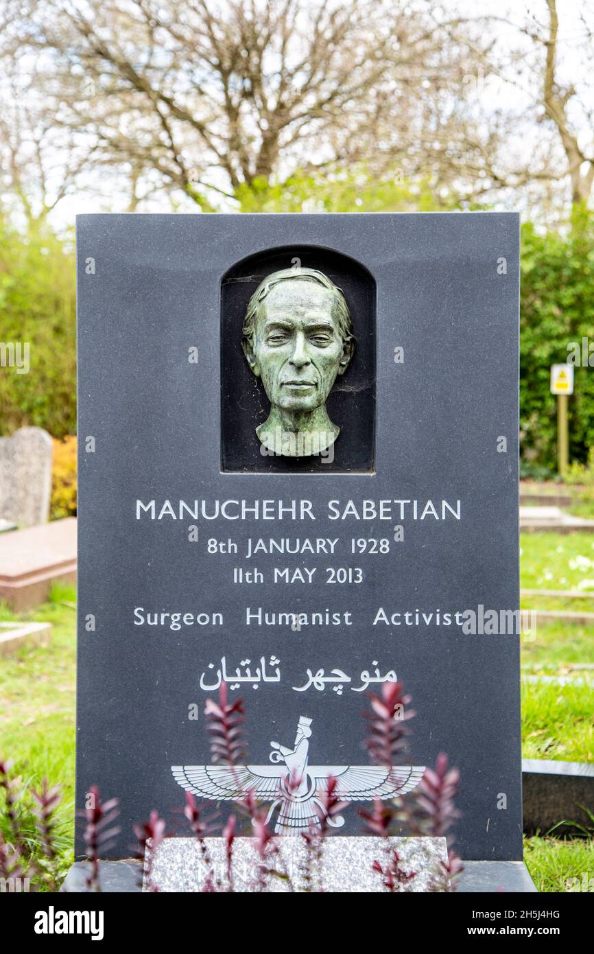 Tomba di attivista e chirurgo Manuchehr Sabetian a Highgate Cemetery East, Londra, Regno Unito Foto Stock