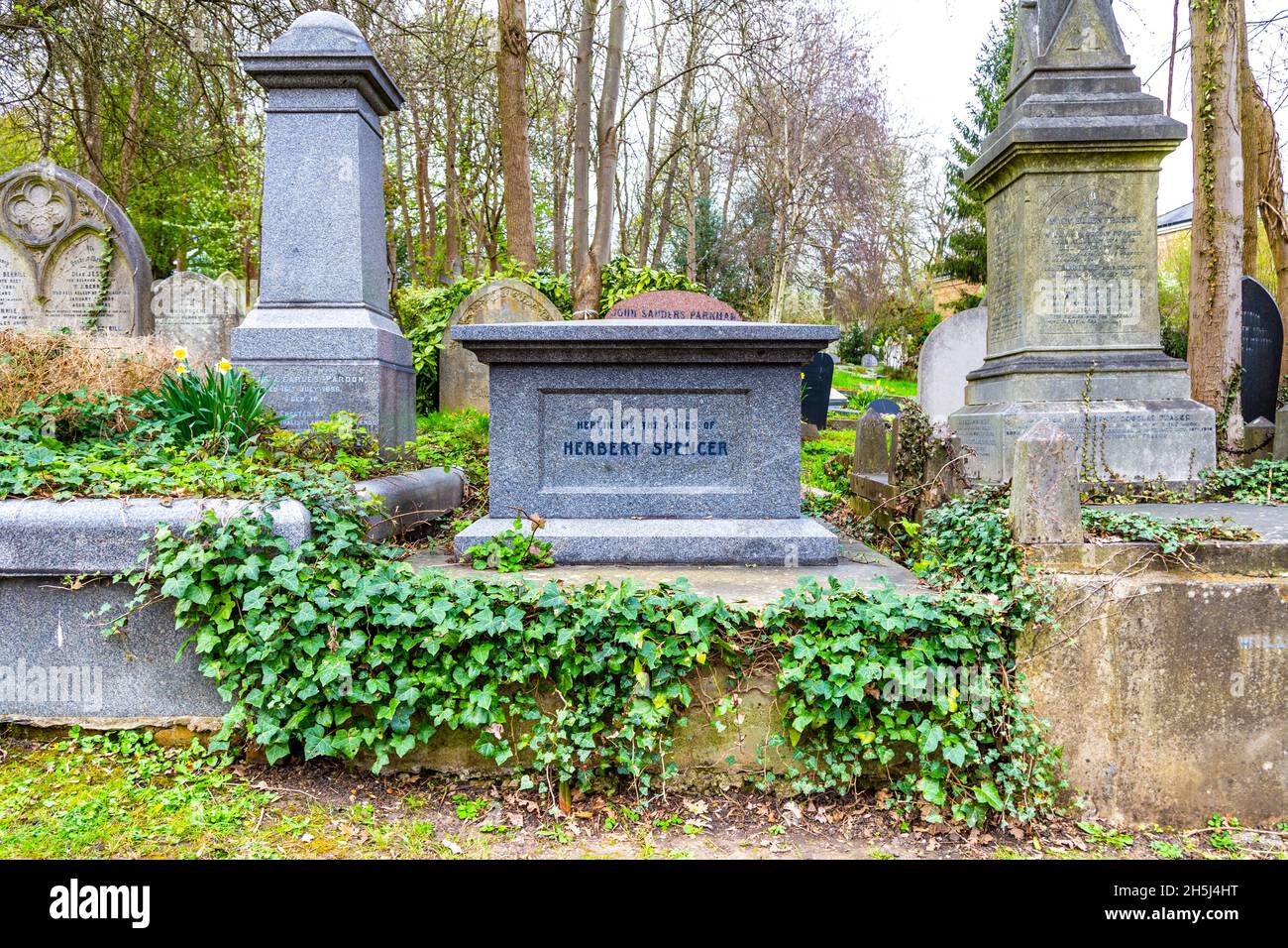 Tomba di filosofo inglese, biologo, antropologo e sociologo Herbert Spencer presso l'Highgate Cemetery East, Londra, Regno Unito Foto Stock